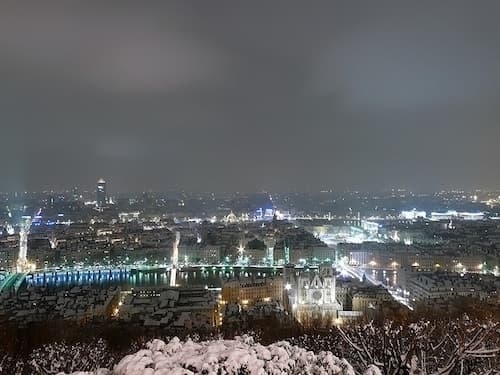 Lyon enneigé, de nuit 