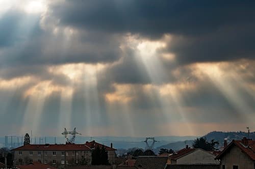 Timides percées dans les stratus