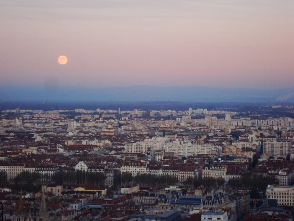 Lever de Lune au-dessus de Lyon