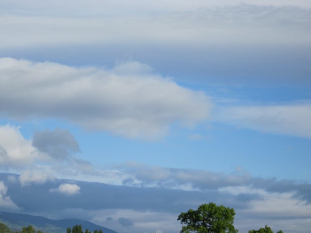 Les nuages passent et le ciel bleu apparaît
