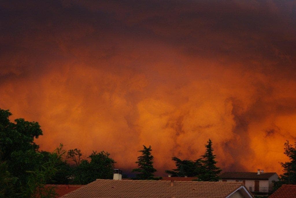 Coucher de soleil sur ciel orageux