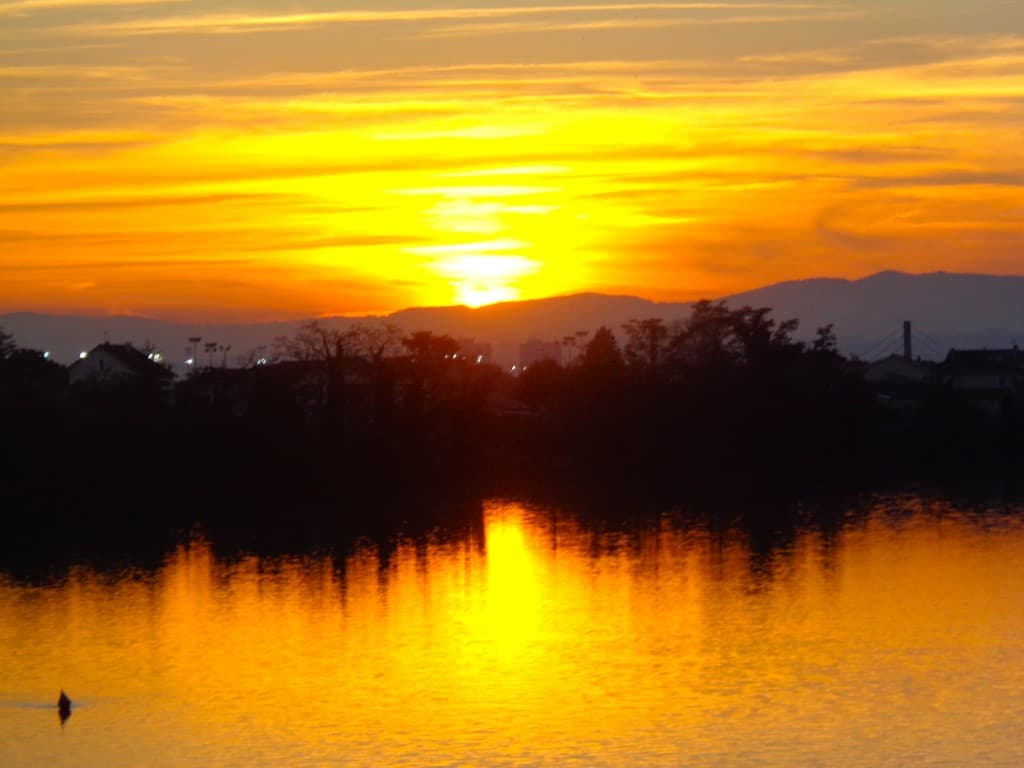 coucher de soleil sur le canal de Jonage