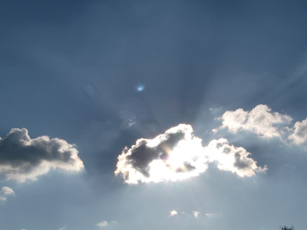 le soleil joue à cache-cache