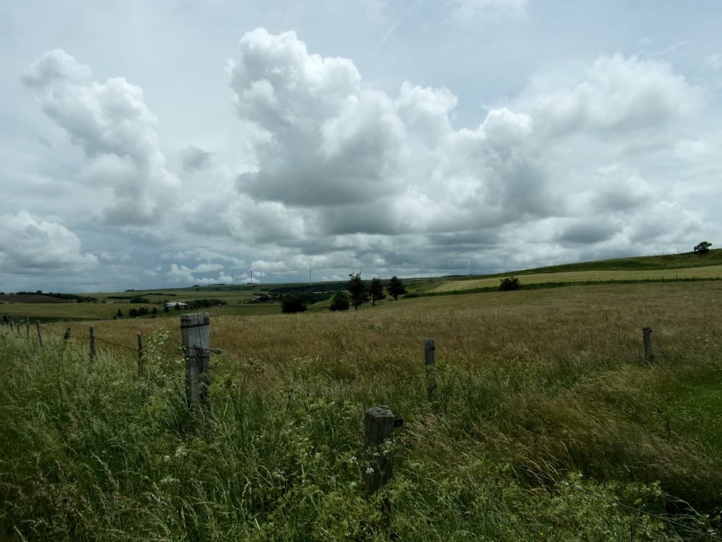 Eoliennes de la Fageolle au loin