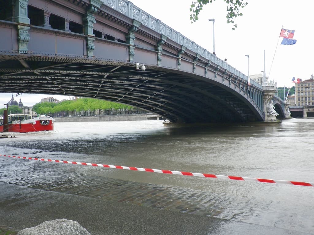 Le Rhône en crue, il arrive à ras la berge.