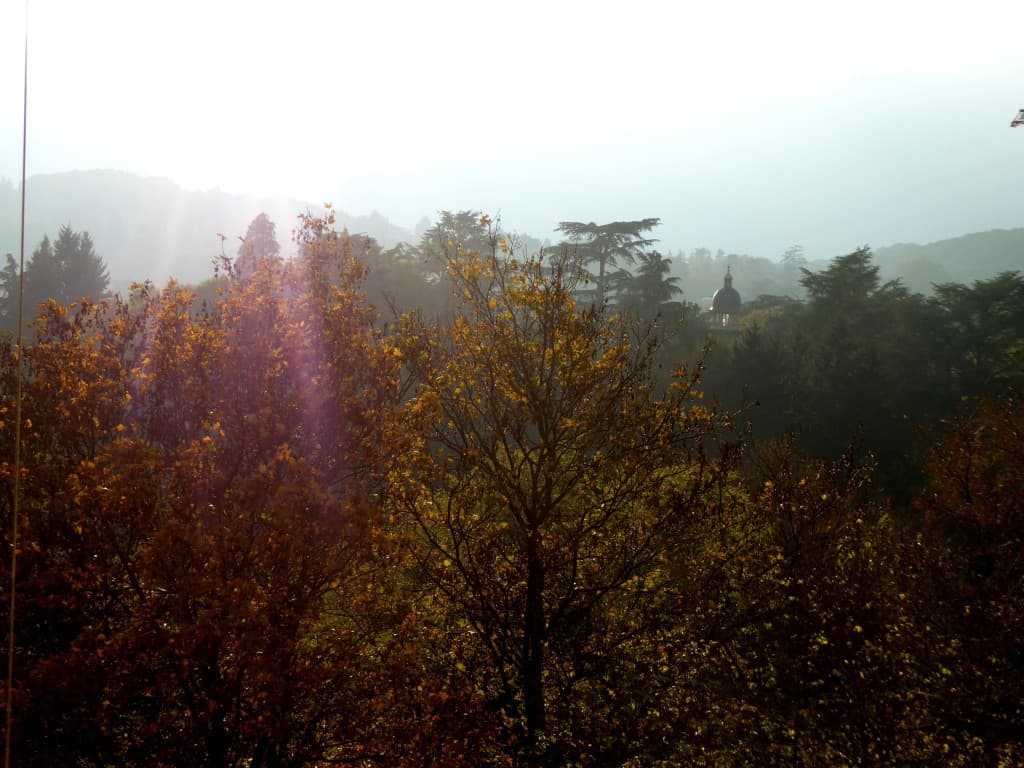Soleil d'automne dans la brume
