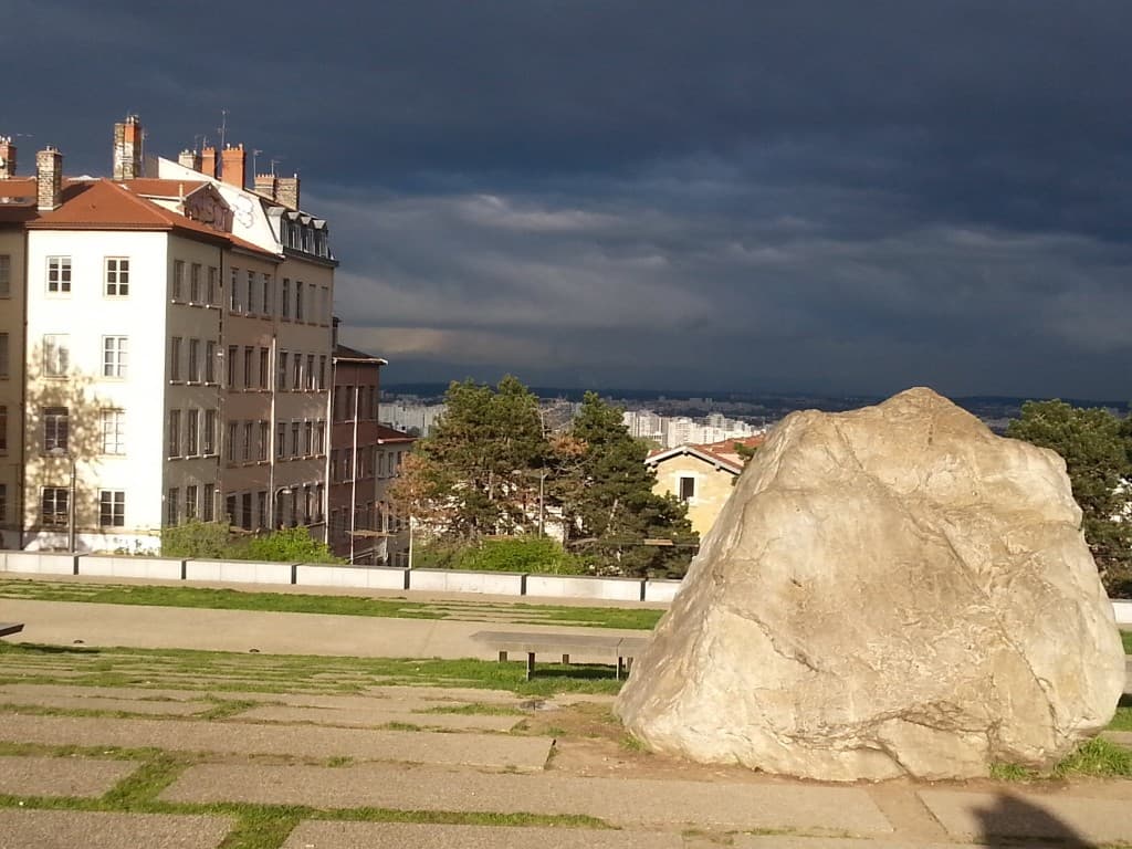  sous un ciel menaçant 