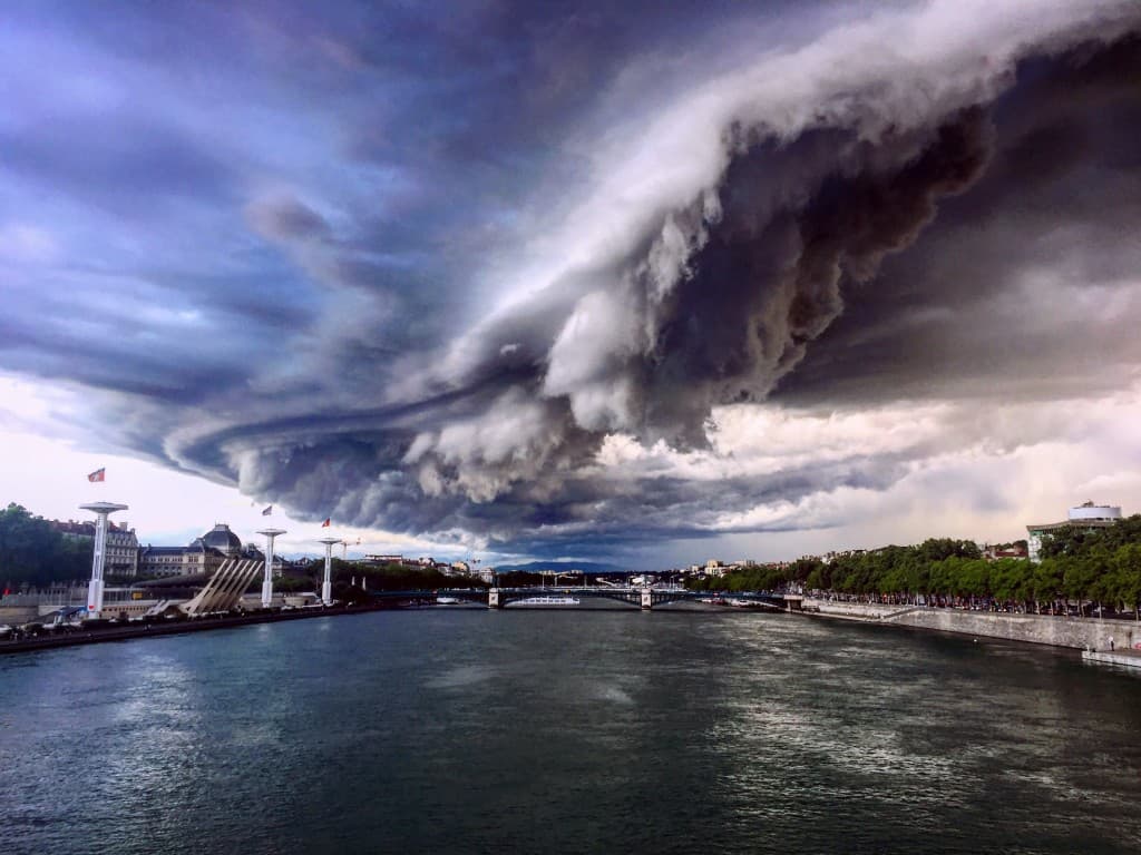 Orage en forme d' OVNI 