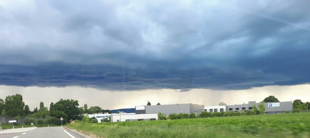 un plafond bas avant l'orage 