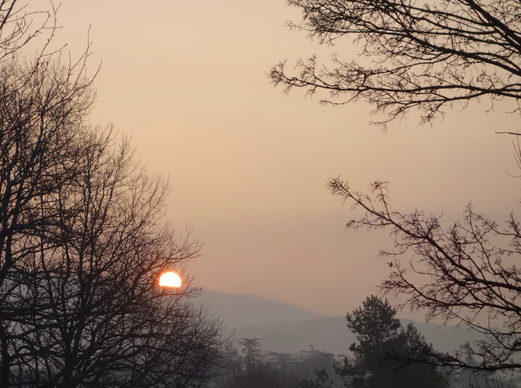 Le soleil se lève derrière le Mont Verdun