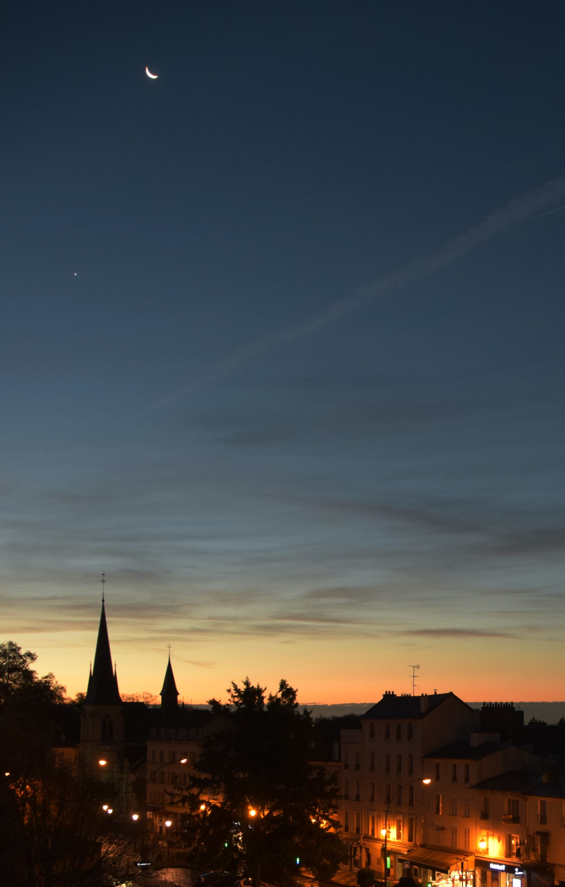 La Lune et Vénus à l'aube