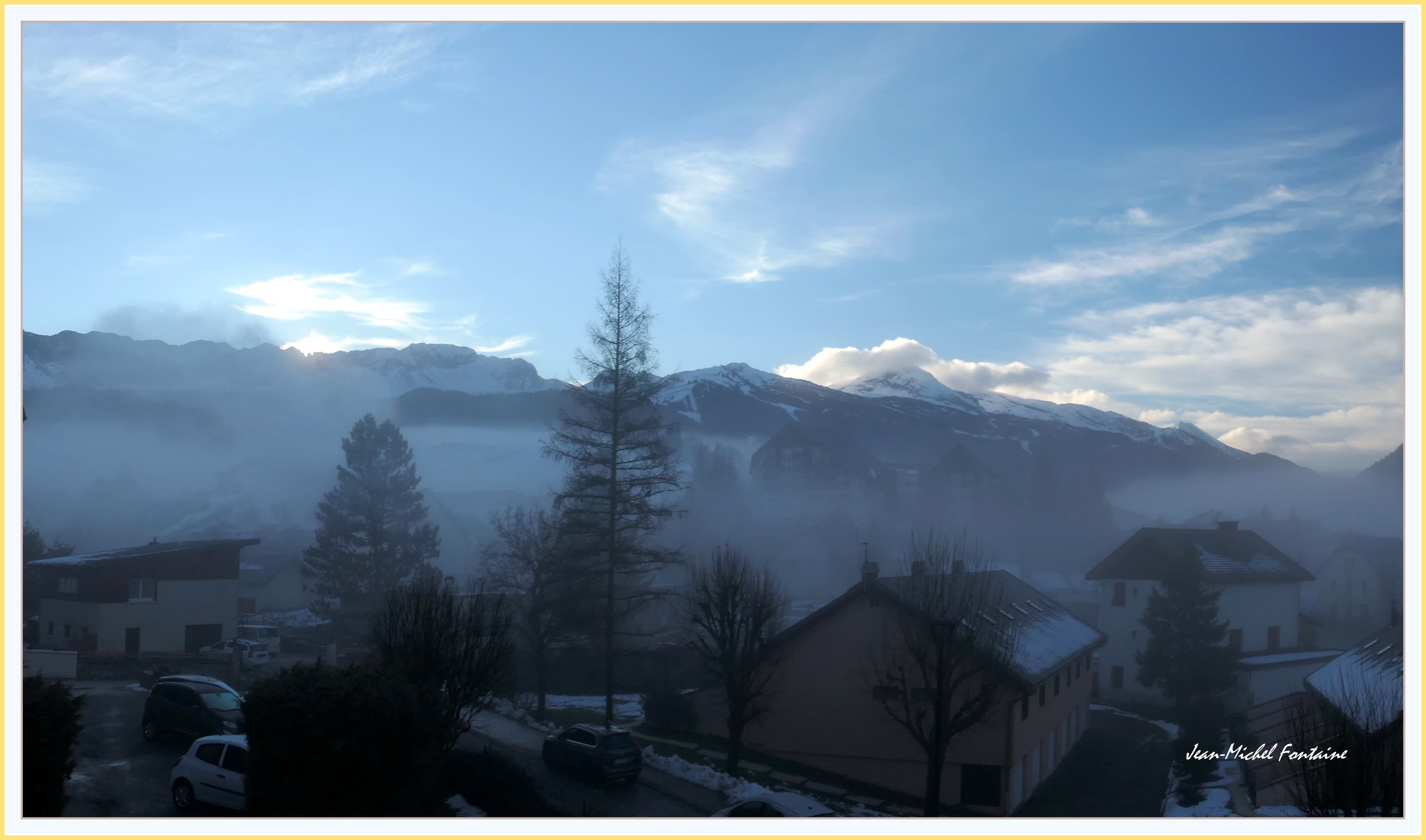brumeux au lever du jour