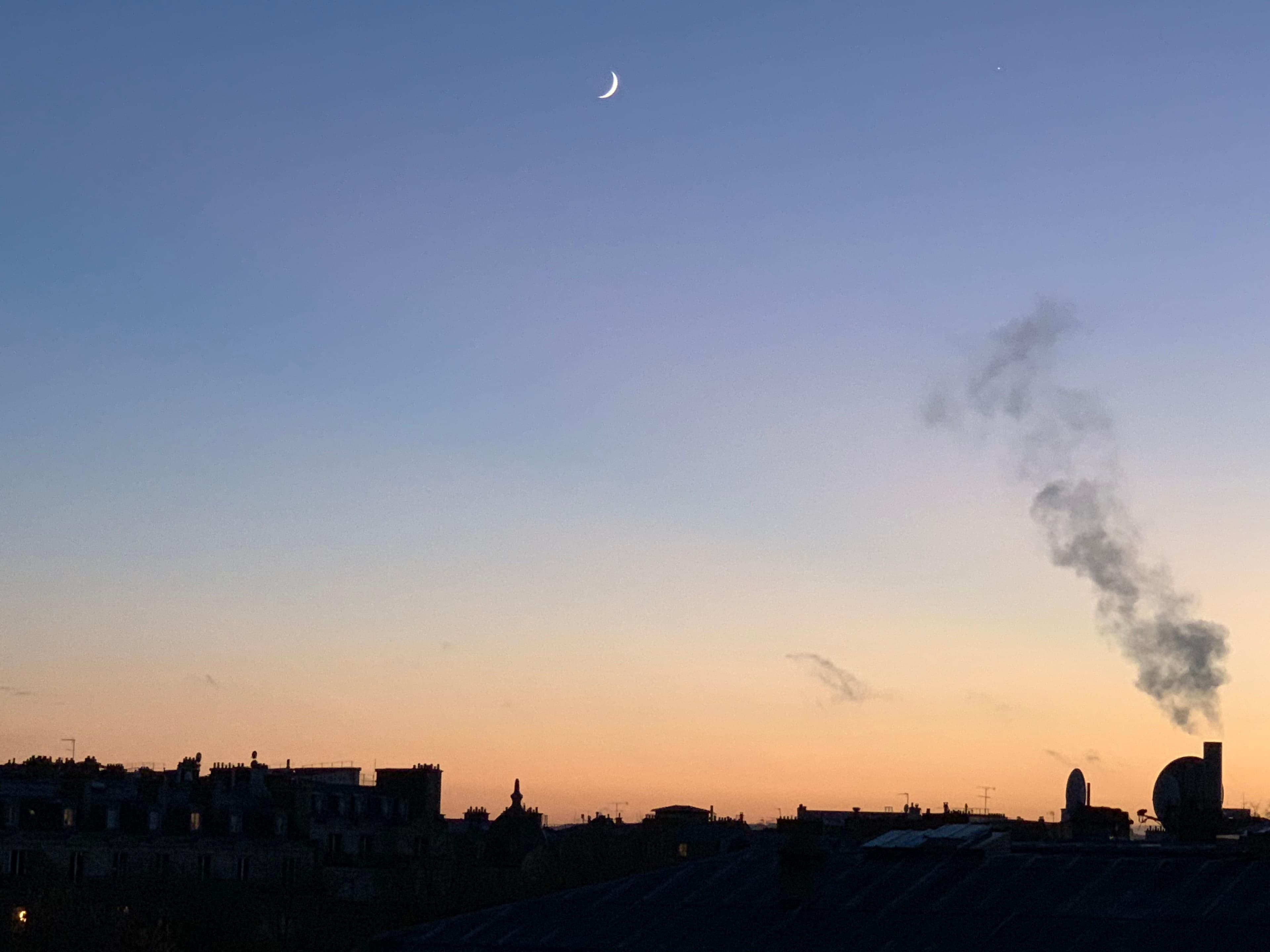 Paris se couvre de feu