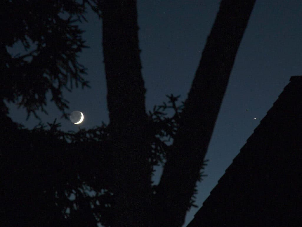 La Lune et le rapprochement Jupiter-Saturne à droite