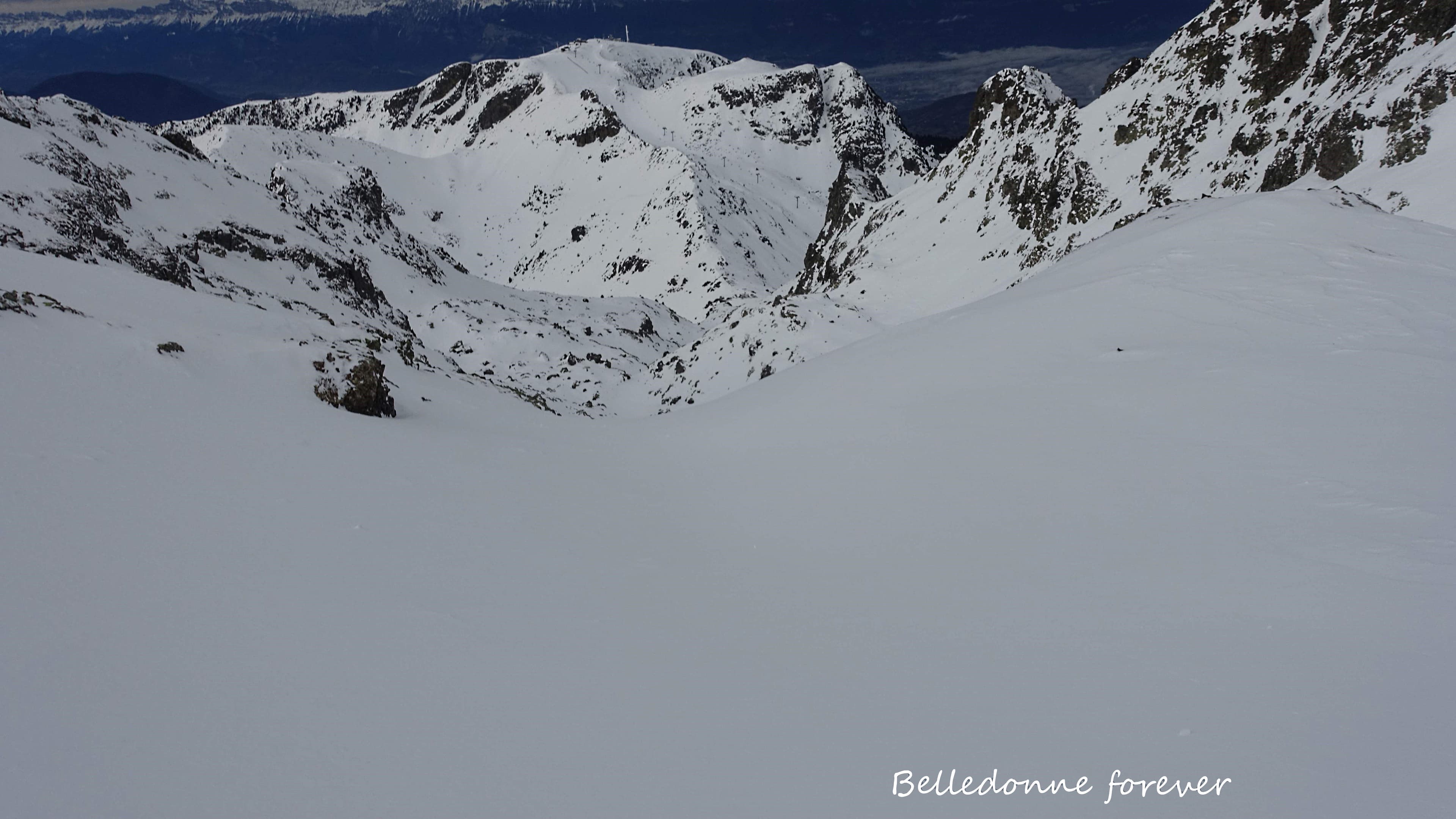 Jour blanc avec un peu de neige fraiche au fond la croix de chamrousse A.P.