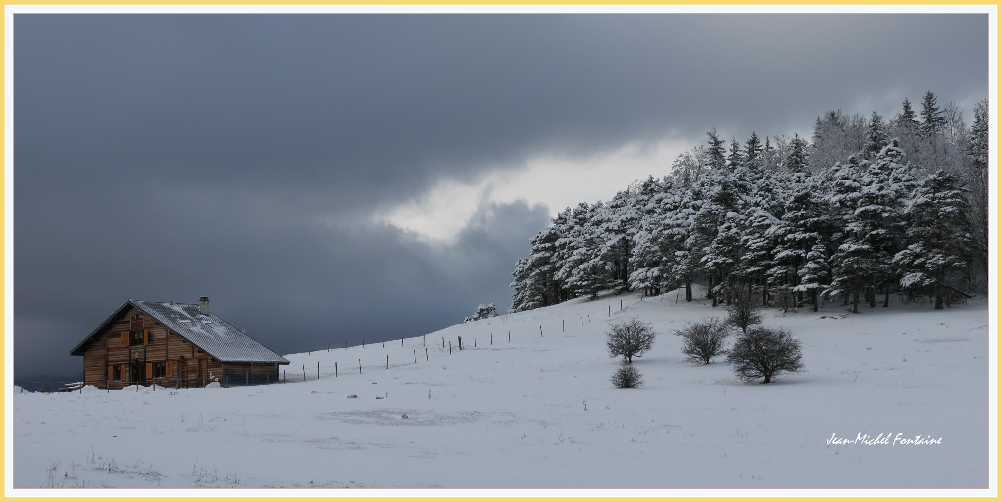 le chalet isolé dans la neige