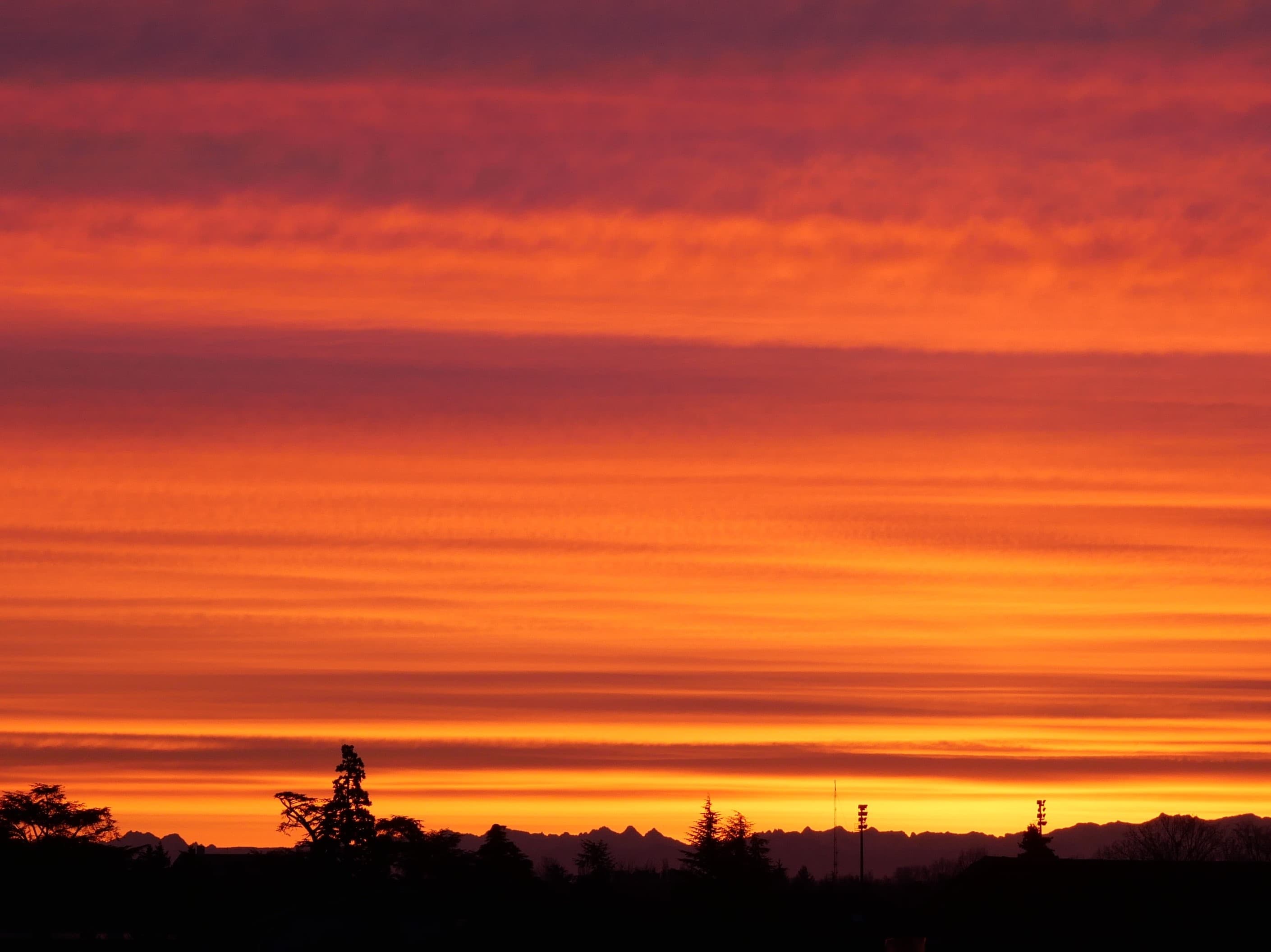 Le ciel s'embrase au-dessus des Alpes