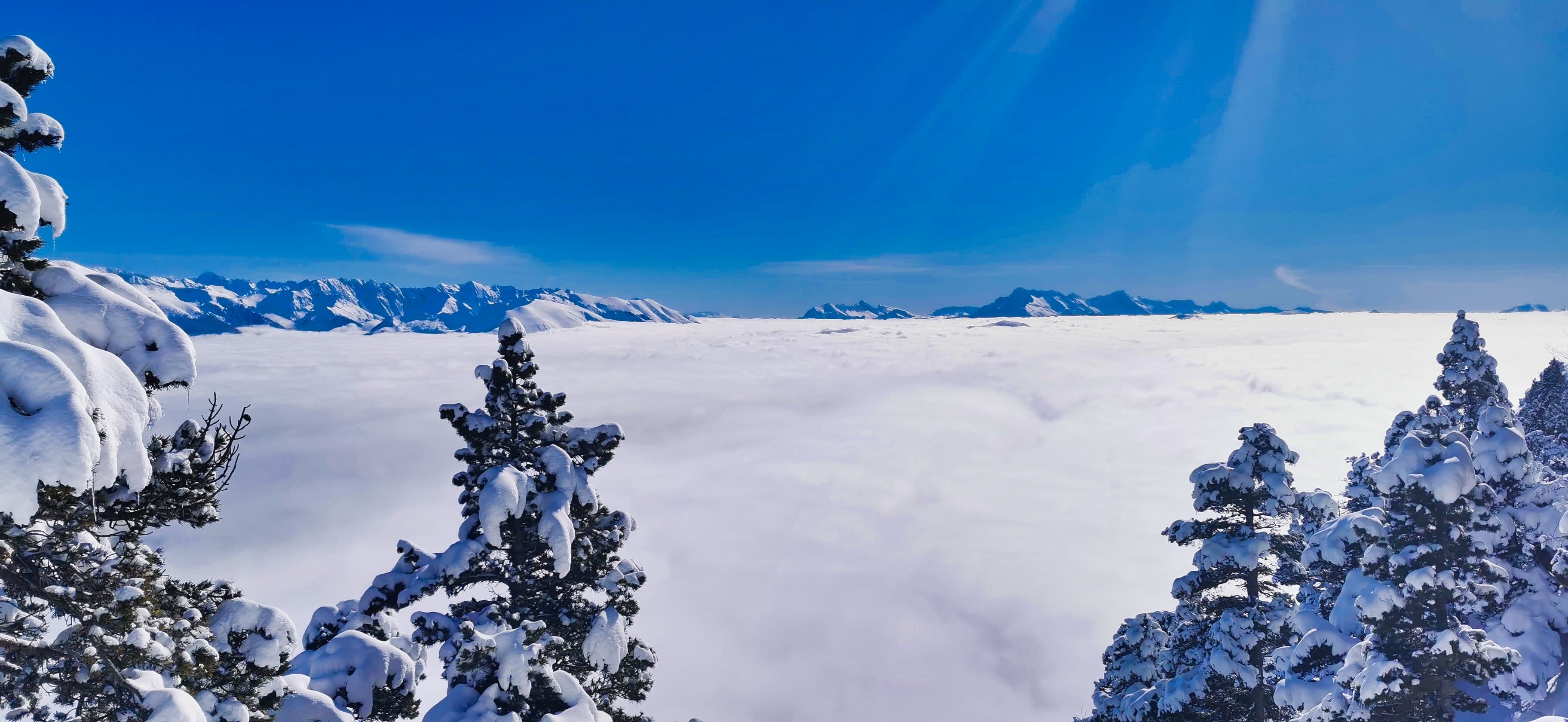 Mer de nuages et neige