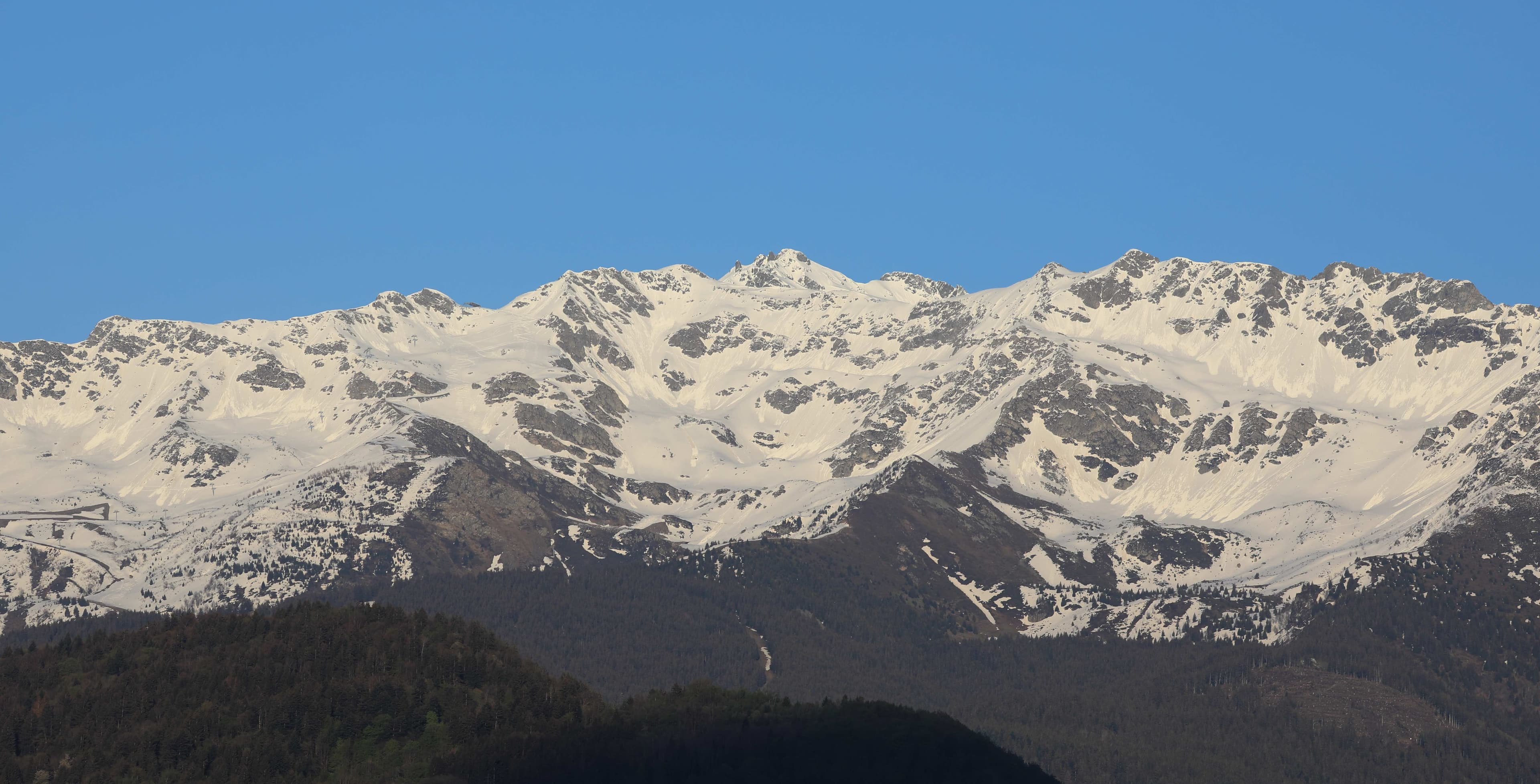 Nombreuses coulées de neige fraîche, et traces de skieurs, au-dessus de Prapoutel