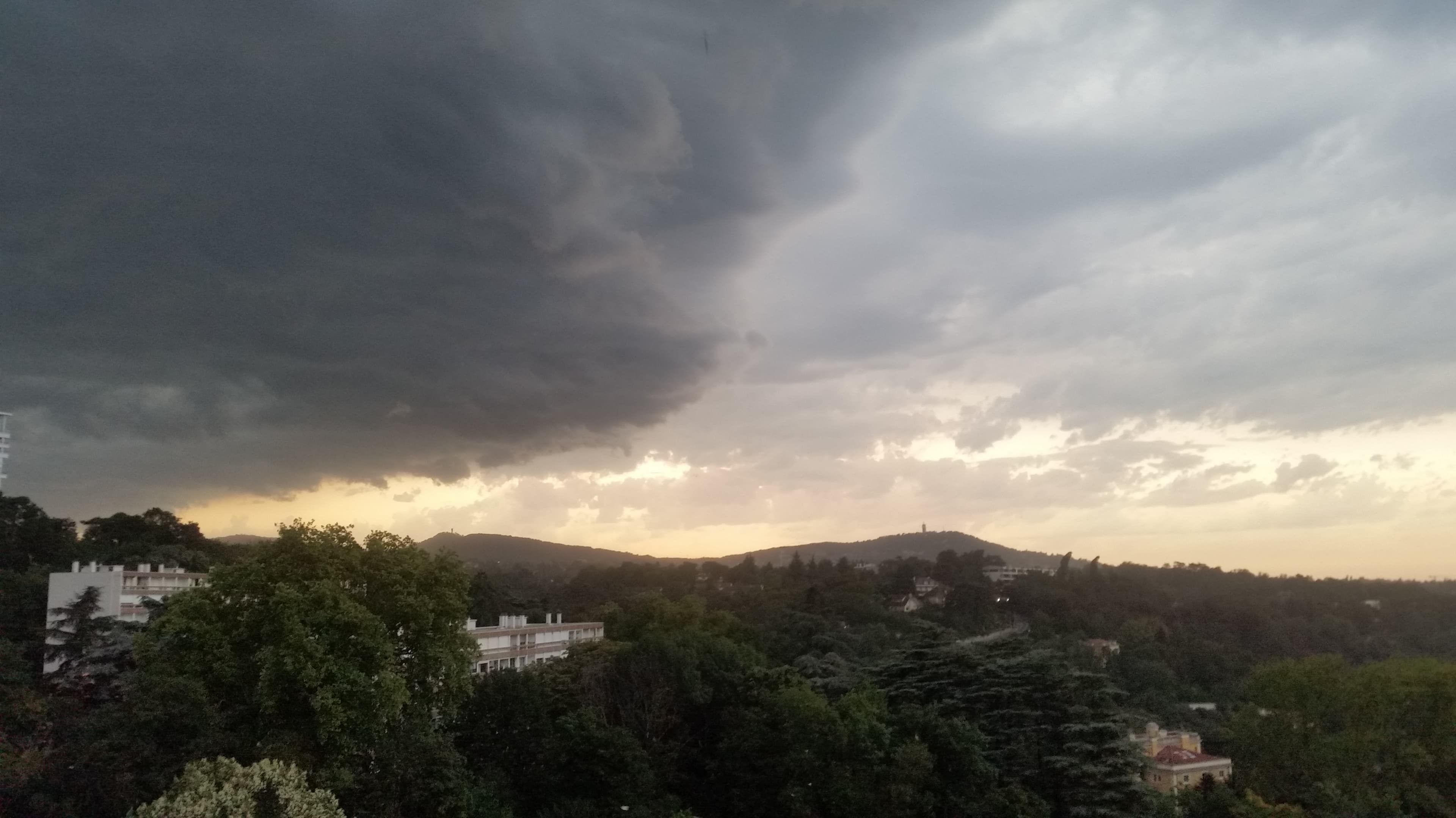 lyon 9 Mt Cindre 12/08/21 18h10 avant orage et fort coup de vent