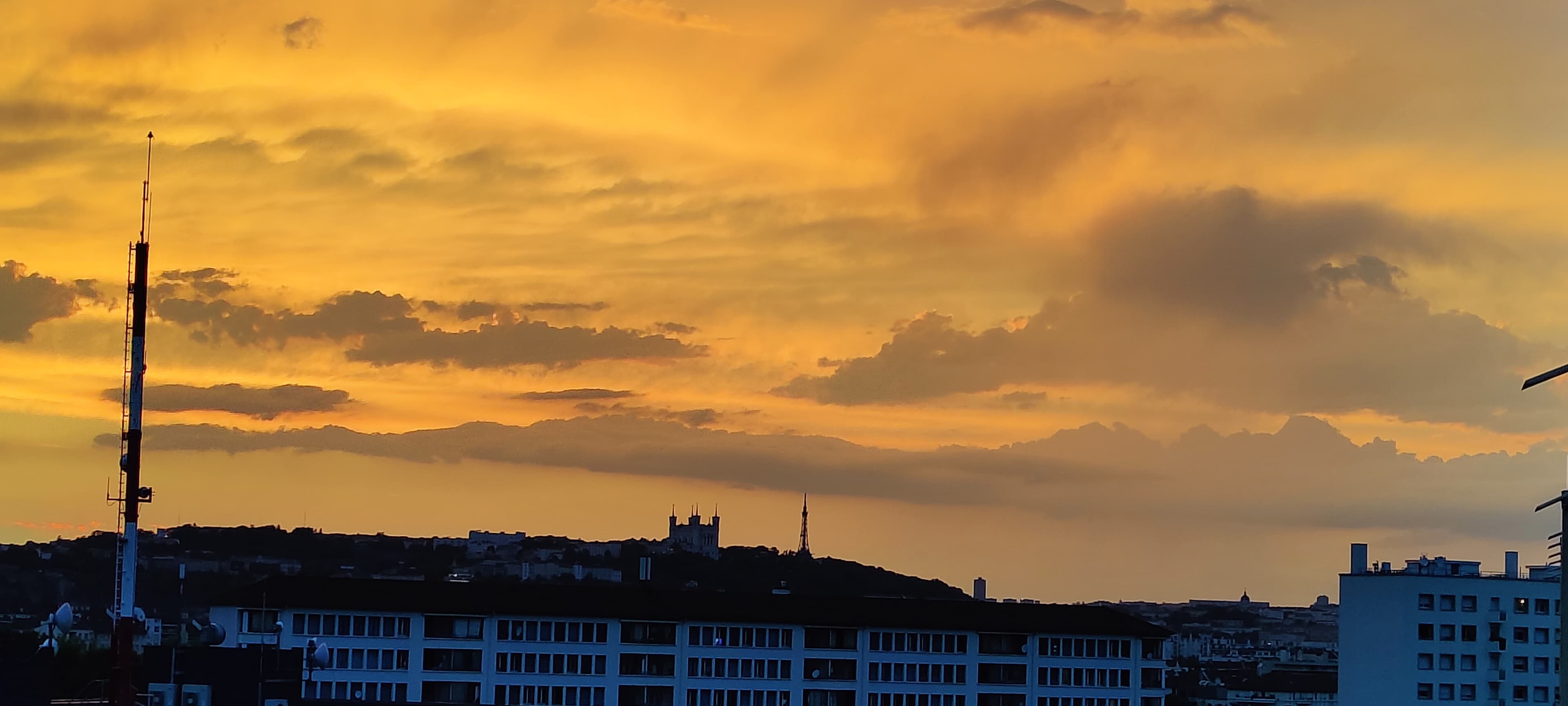 Coucher de soleil sur la colline de Fourvière après l'orage