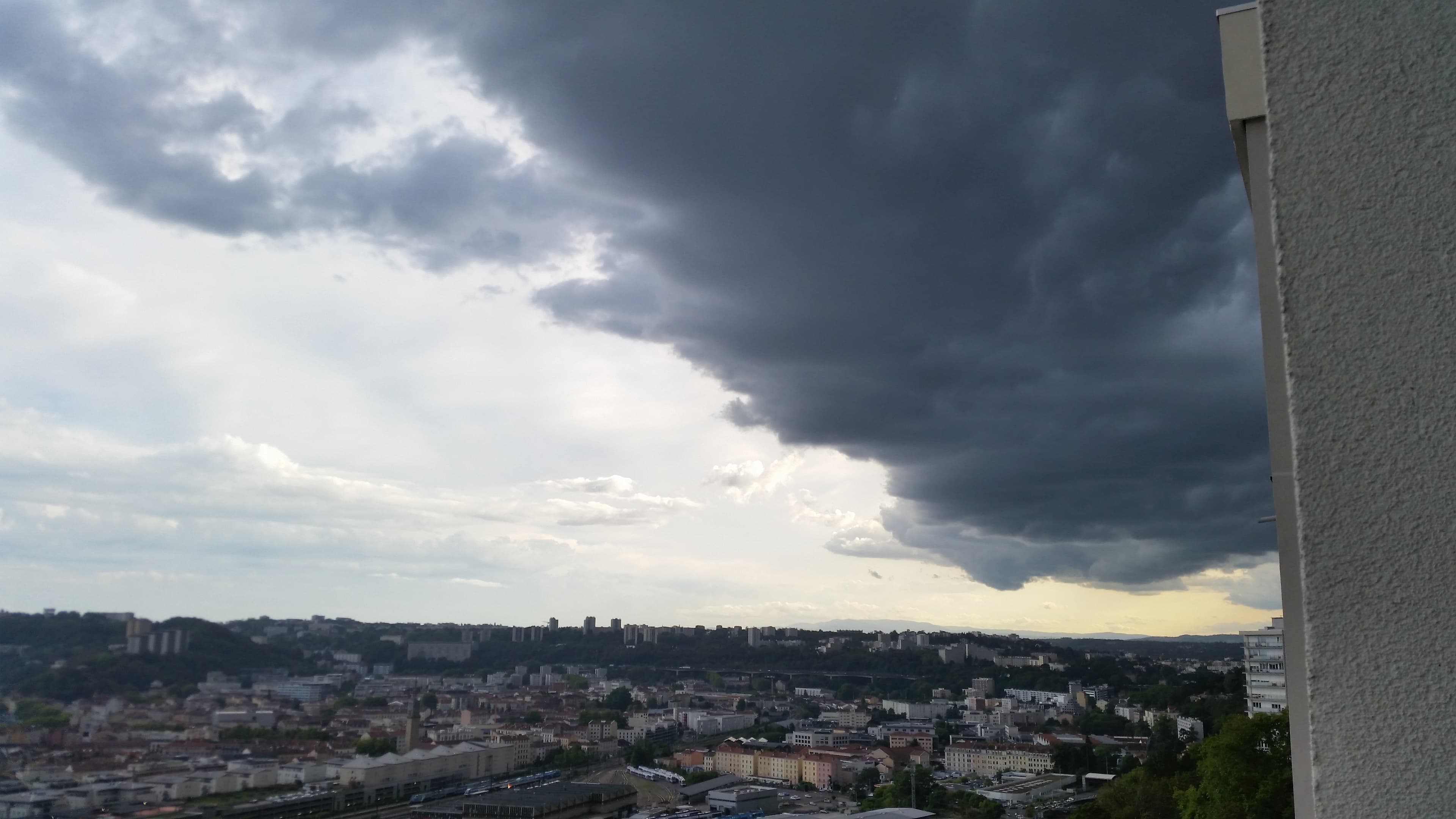 Orage côté Lyon Vaise 14092022 18h10