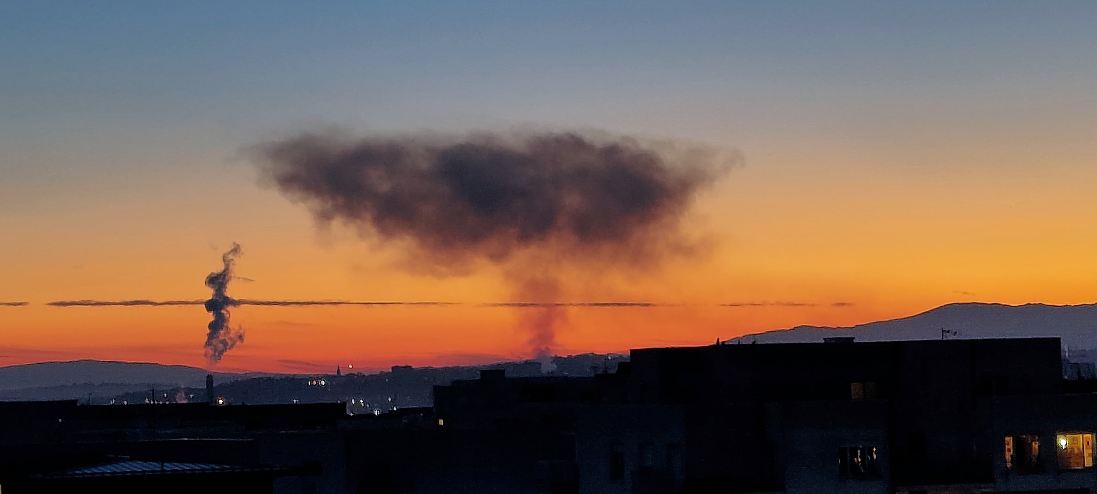 D'étranges figures au coucher du soleil