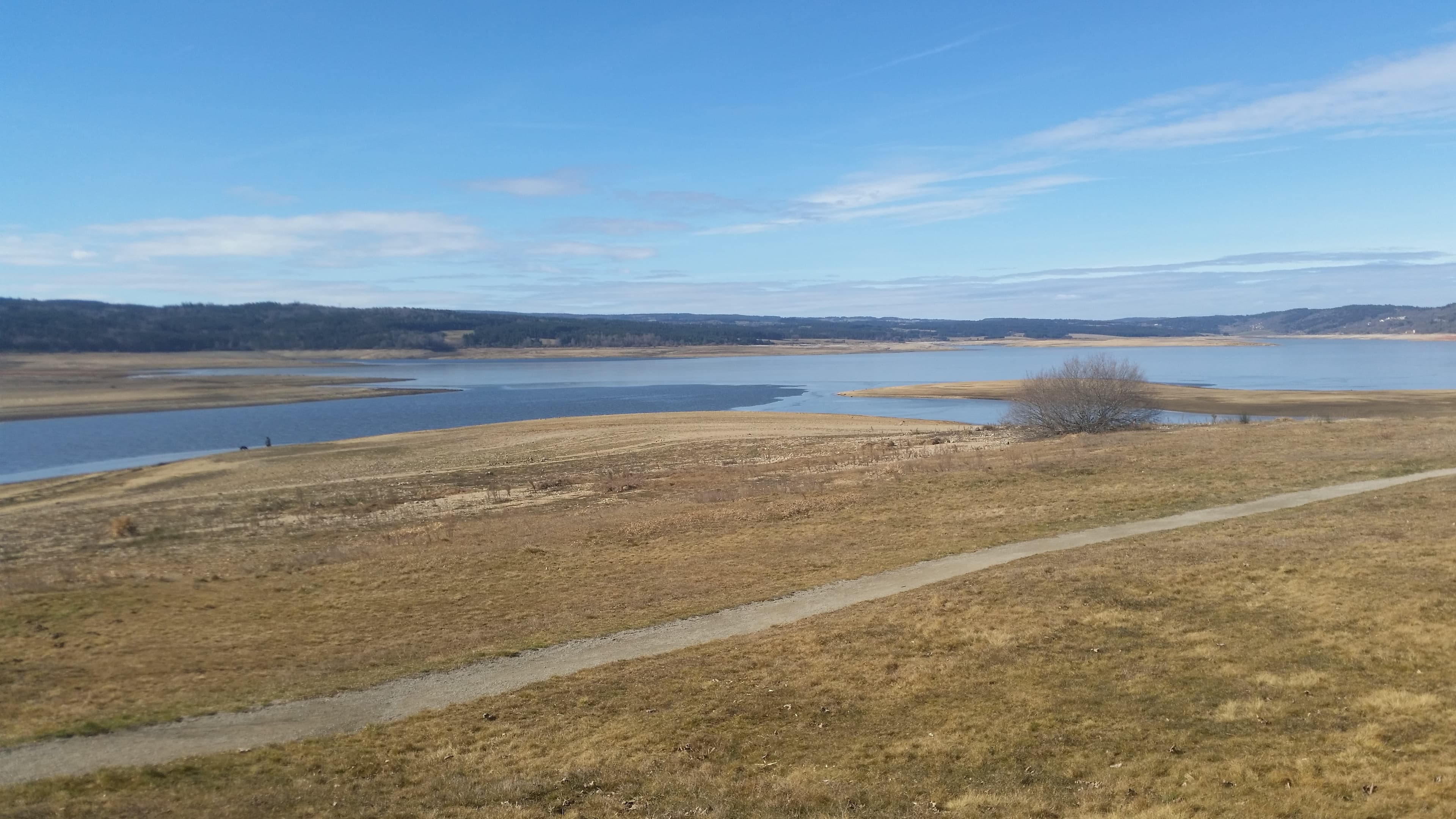 Lac de Naussac catastrophe ! milieu d'hiver toujours pas rechargé