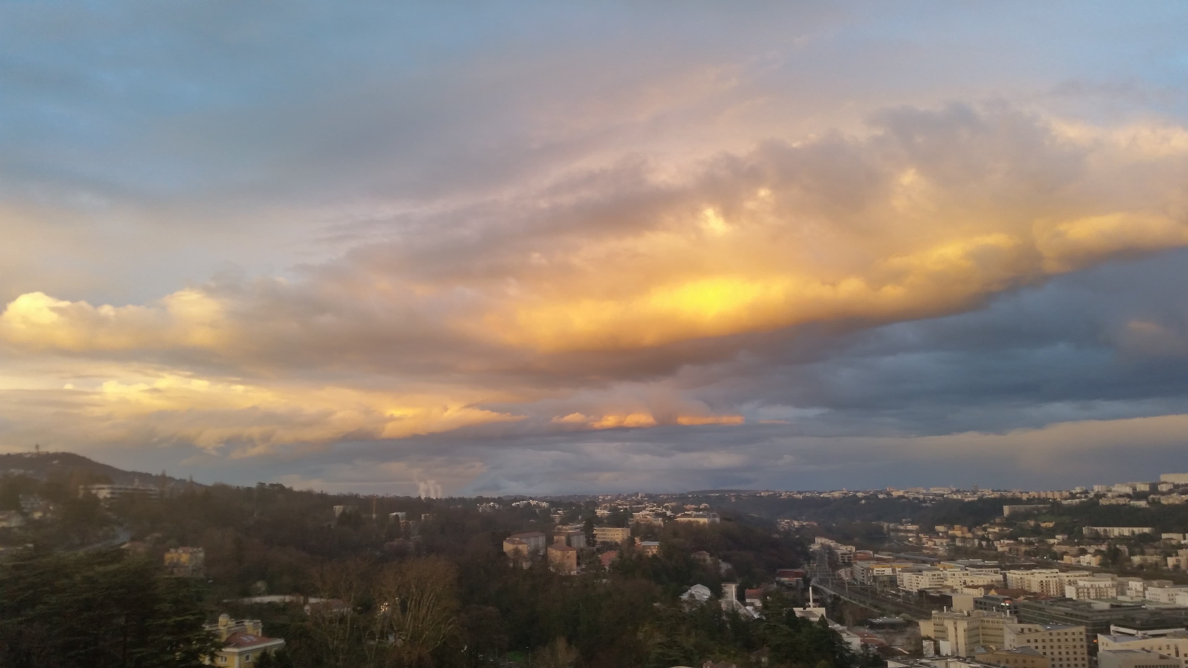 Ciel de soleil couchant après les averses de l'après midi 18h40