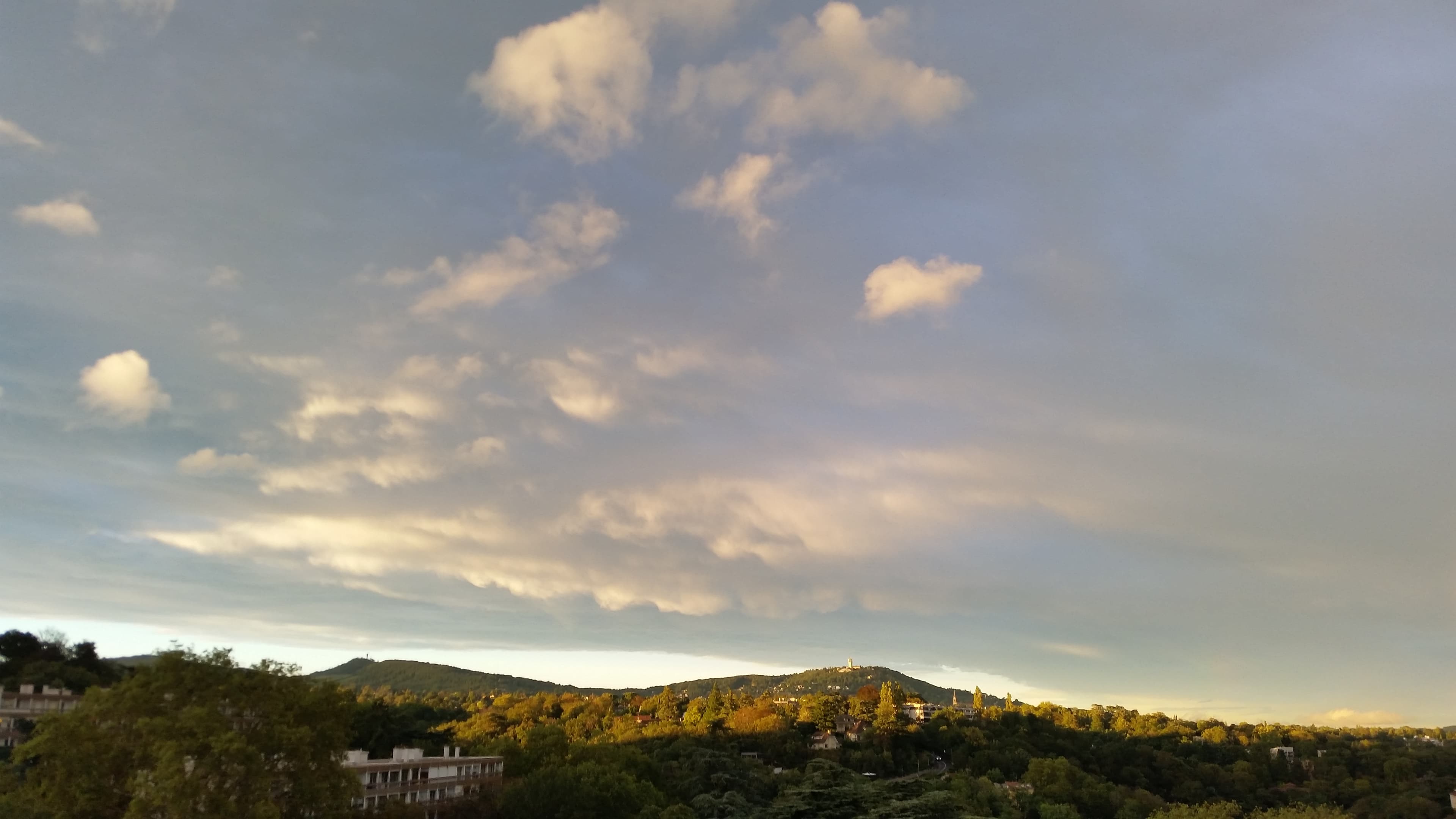 Après la pluie beauté du ciel sur les Monts d'or Lyon