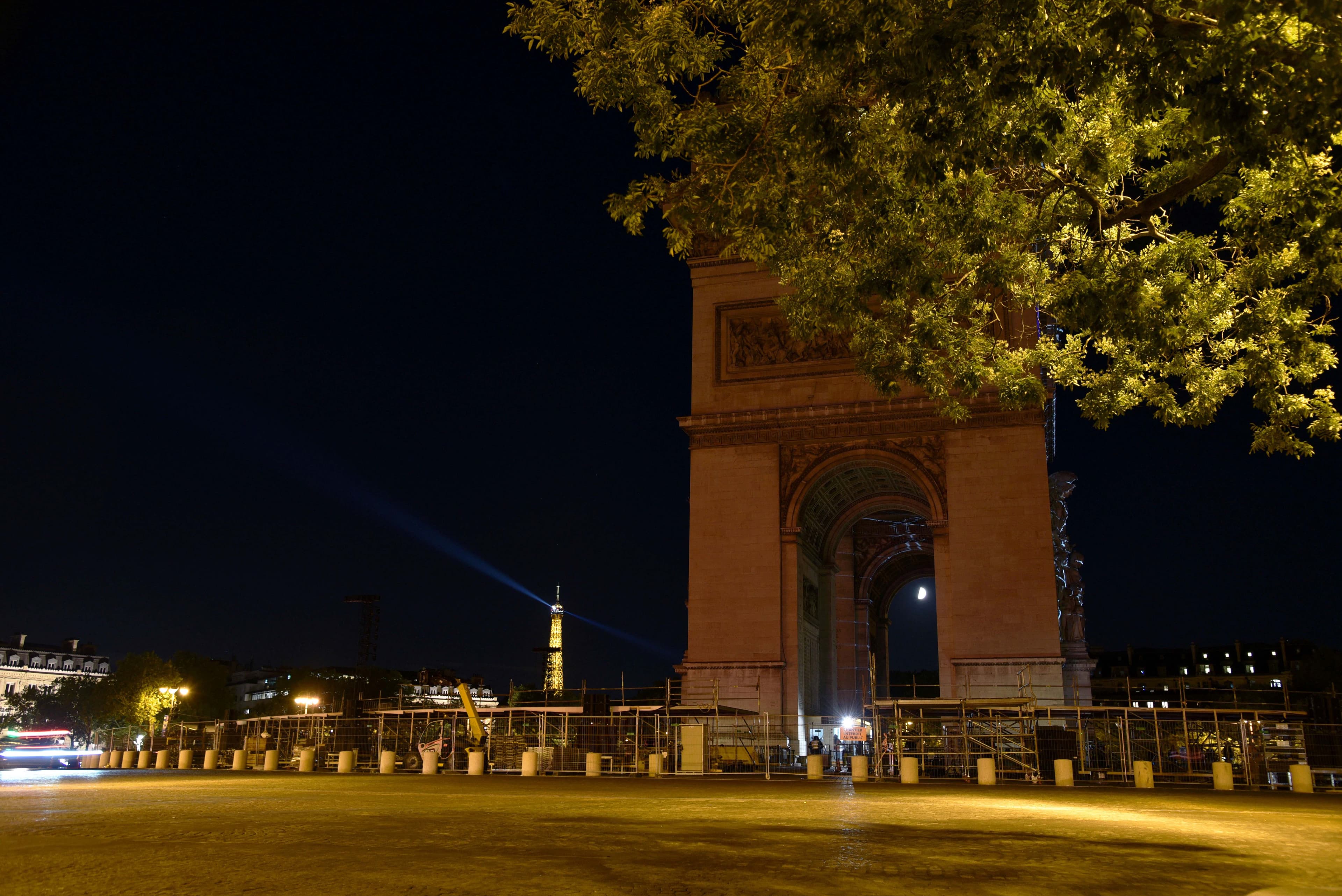 Place de l'Etoile, la Lune dans l'Arc de Triomphe