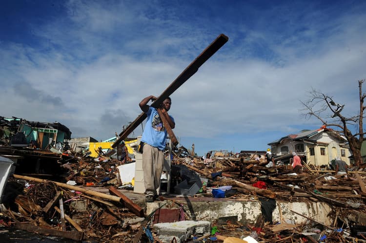 Image d'illustration pour Catastrophes en 2013 : Mousson indienne et cyclone Haiyan aux Philippines