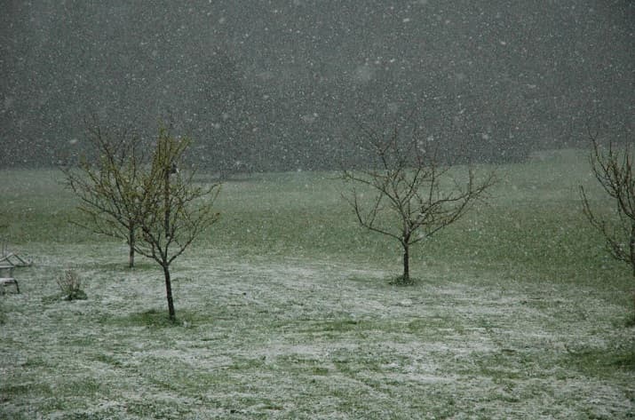 Image d'illustration pour Instabilité : trombe, giboulées, neige et risque d'avalanche