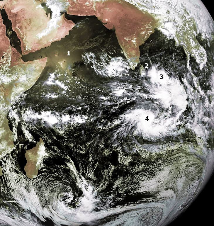 Image d'illustration pour Poussières et dépression tropicale sur l'Océan Indien (sat)