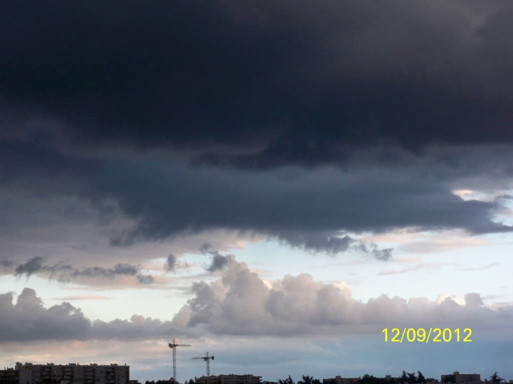 19h30 ciel nuageux coté Est