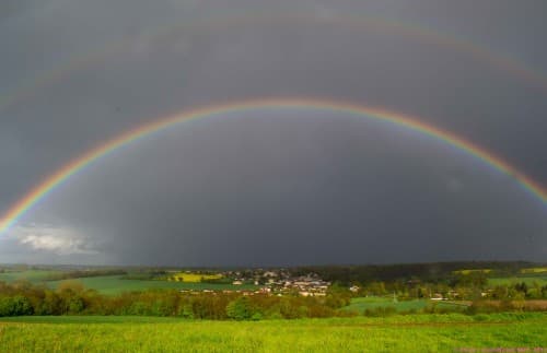 Baneins 01 dans une bulle arc en ciel