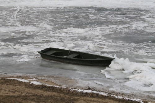 barque prise dans la glace