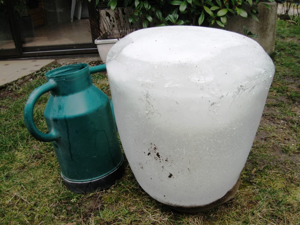 eau gelée dans une bassine