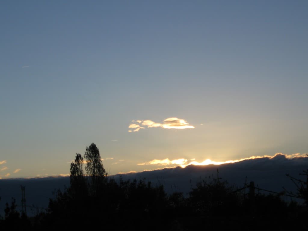 nuage éclairé par le soleil levant