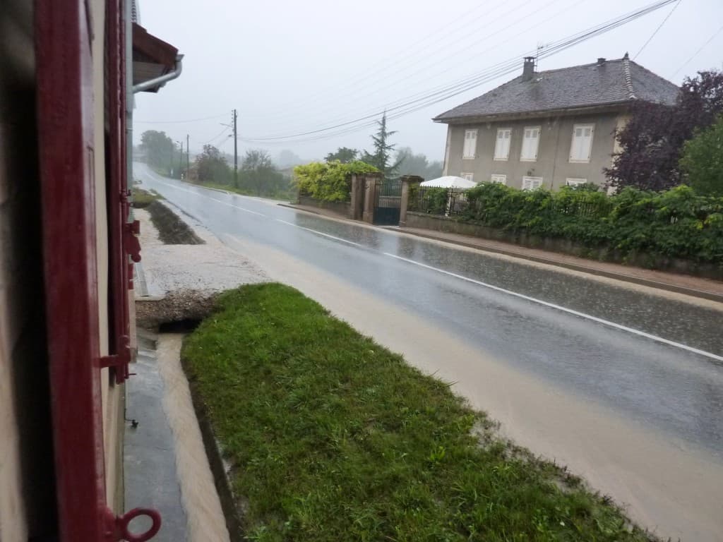 Orage, la chaussée sert de rigole .....