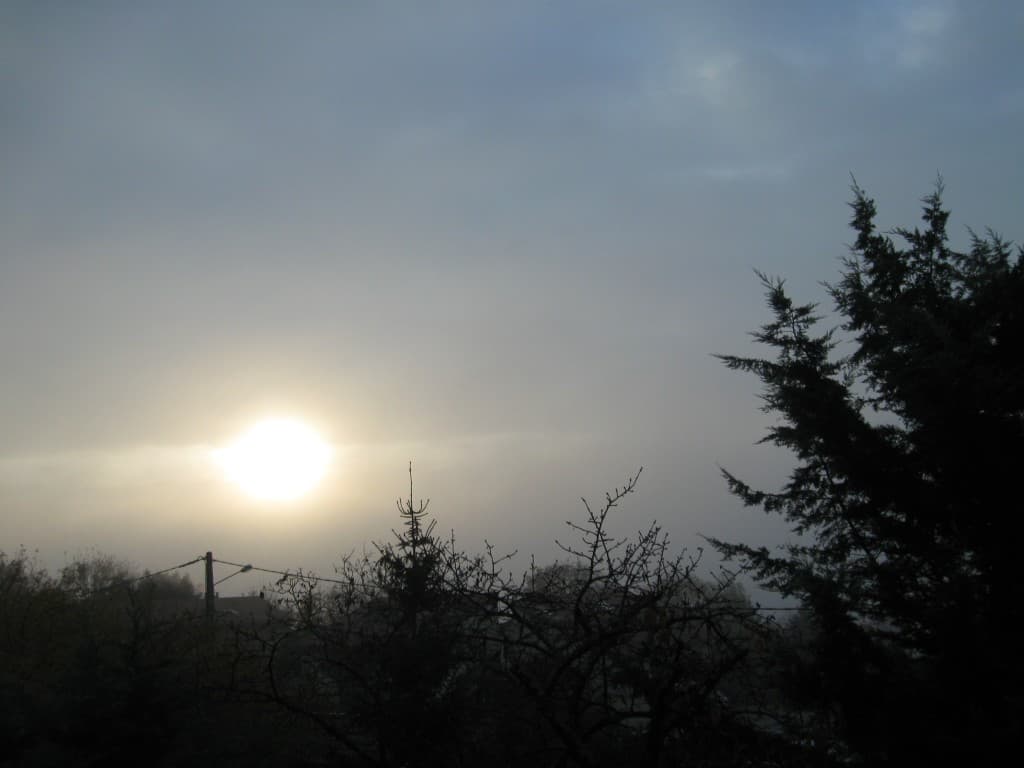 soleil perçant le brouillard