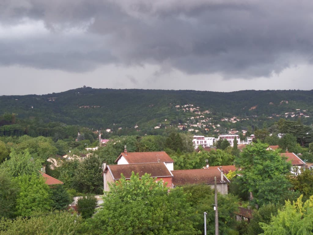 orage sur les monts d'or mont thou