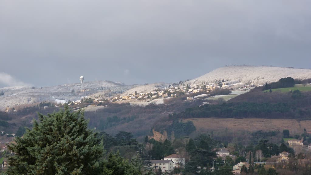 Le sommet des Mt d'Or enneigé