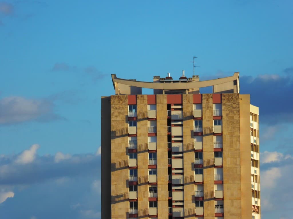 couleur beton en ciel bleu