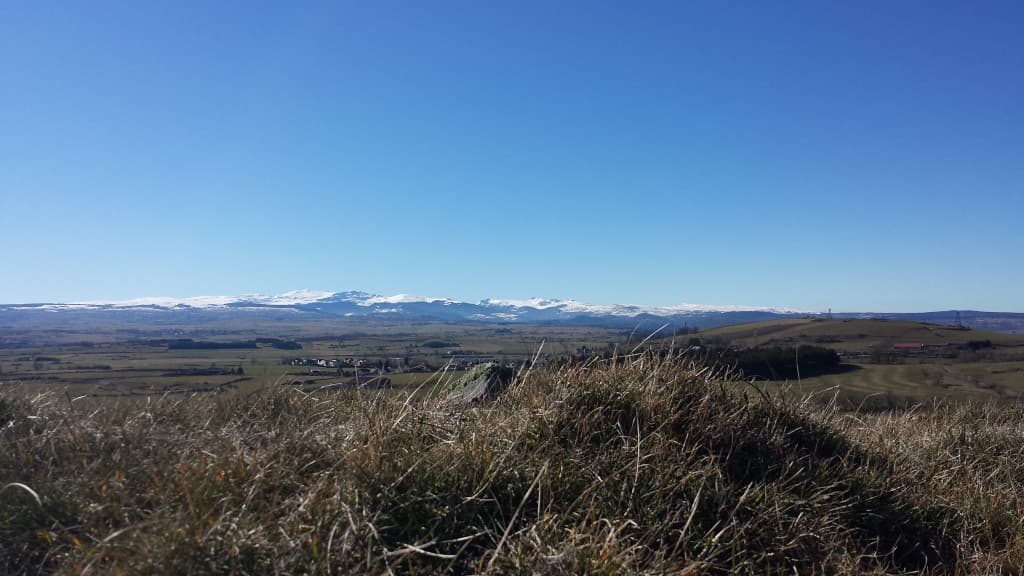 Les monts du Cantal enneigés