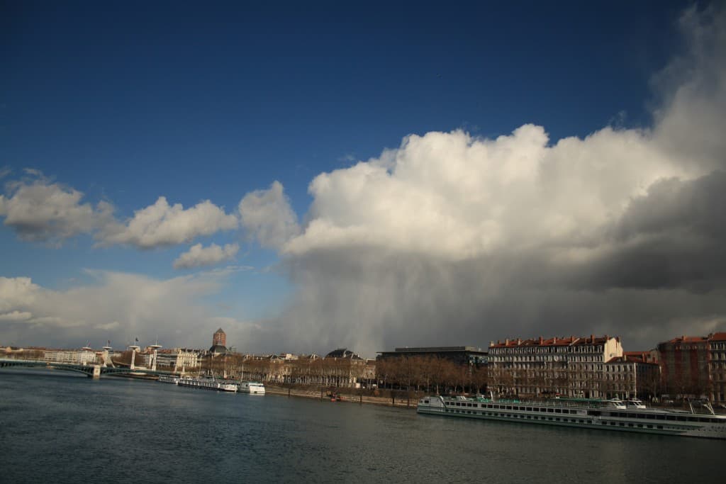 Pluie à moitié sur la ville