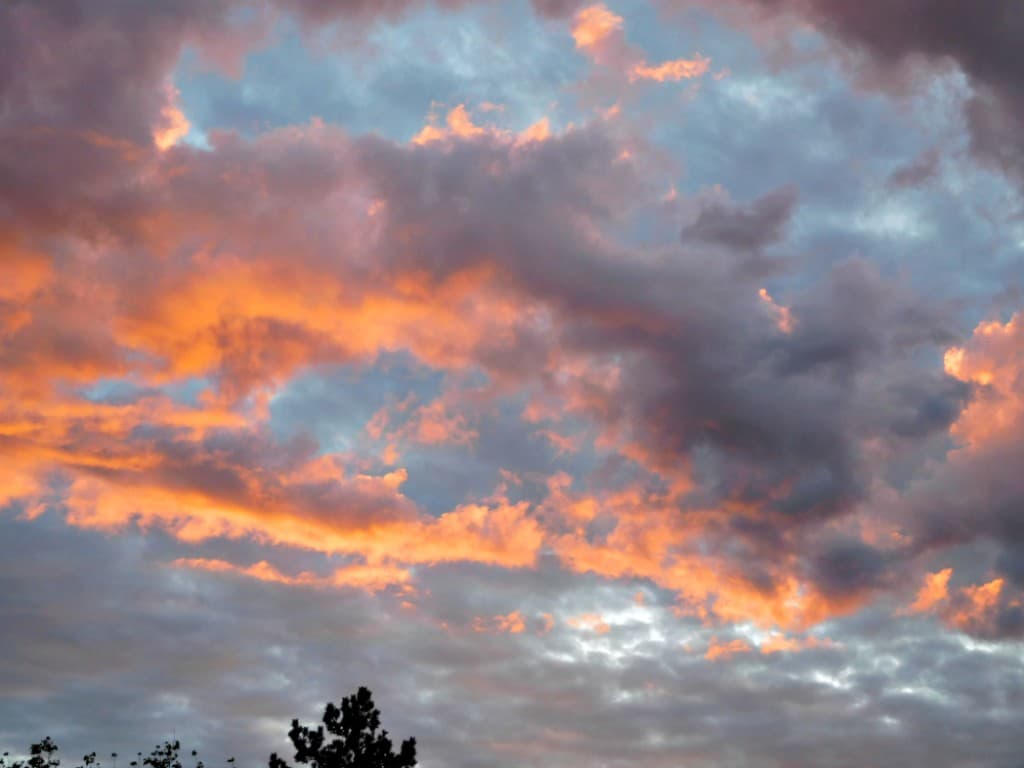 Ciel au couchant, bref instant.