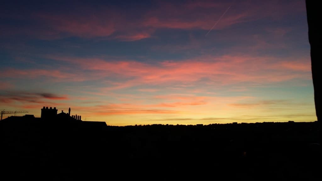 coucger de soleil sur les toits de Lyon