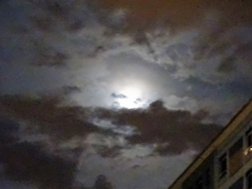 La lune entre ombre et lumière
