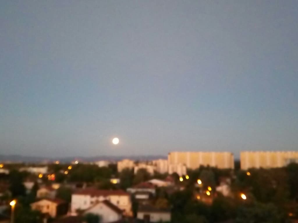 une belle lune dans la ville #Bron 
